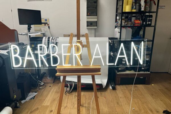 Szyld-podswietlany-Plexi-reklama-neonowa