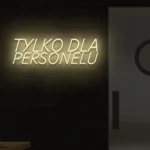 Neonowy napis Tylko dla personelu