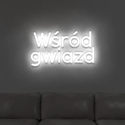 Neonowy napis Wśród gwiazd