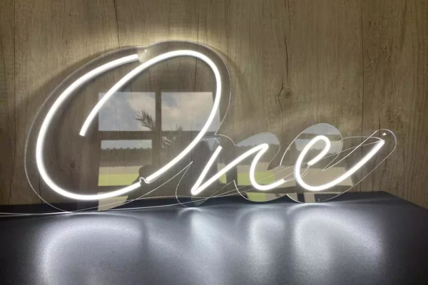 napis-neon-one-na-zamowienie-bialy-dekoracja
