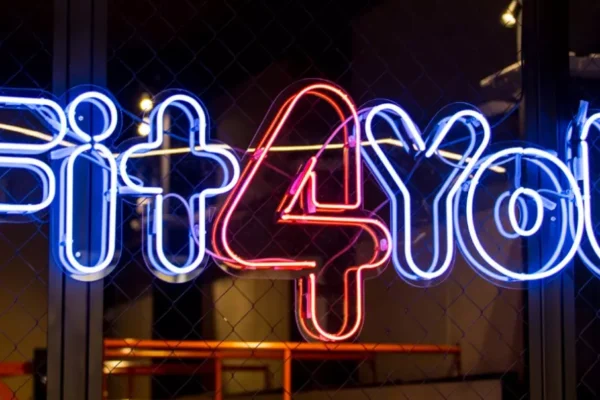 neon-napis-fit4you-niebiesko-czerwony-silownia