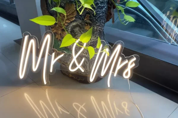 neon-napis-mr-and-mrs-dekoracja-slubna