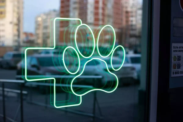 neonowy-szyld-weterynaryjny-lapa-krzyz-zielony